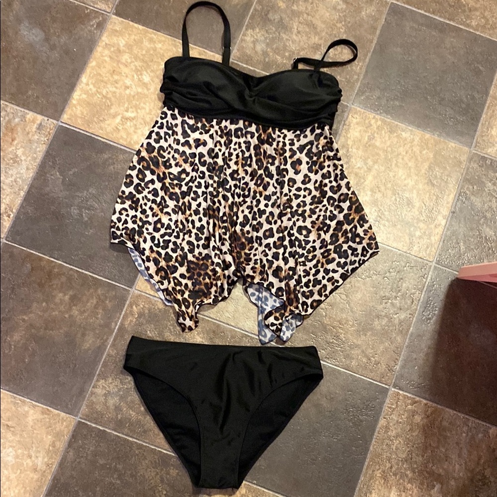 Women’s 2XL NWOT  Leopard Print Tankini with Black Bottoms